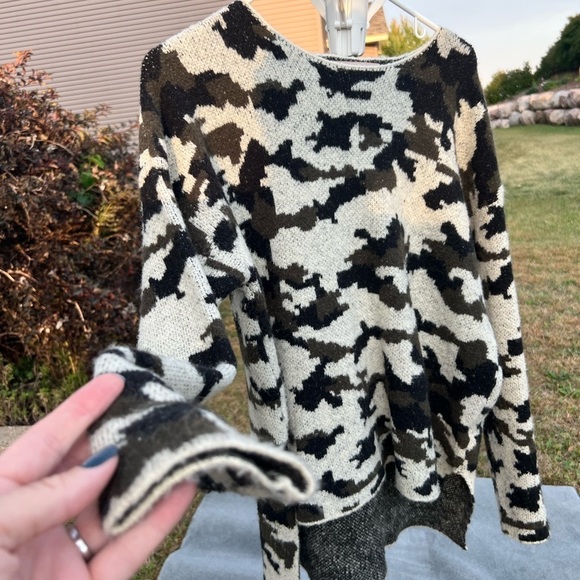 Philosophy Sweater with high/low hem & camo print - beautiful & perfect for Fall - Picture 4 of 7